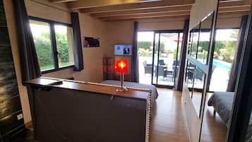 4 bedrooms, desk, iron/ironing board, travel cot