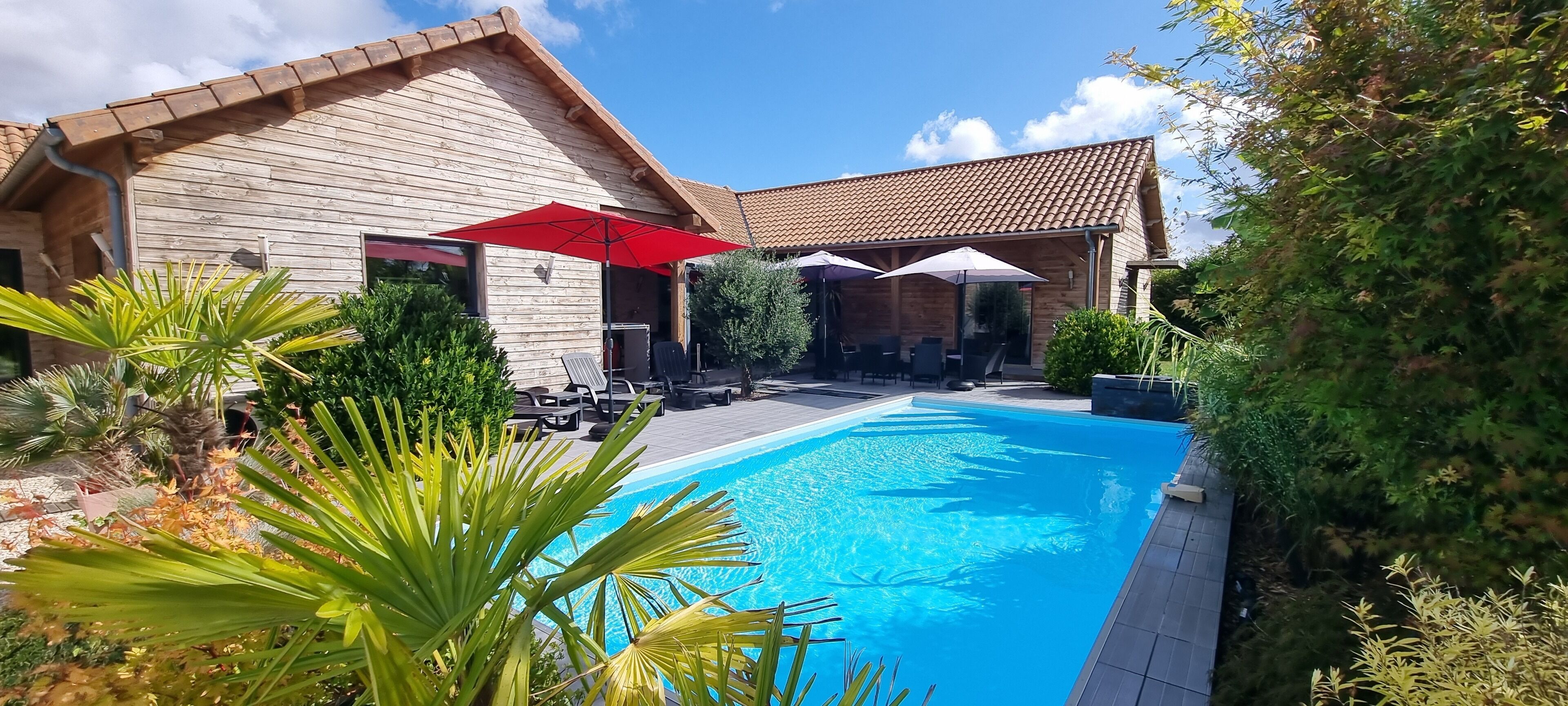 حمّام سباحة خارجي، حمّام سباحة مُدفَّأ