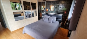 4 bedrooms, desk, iron/ironing board, travel cot