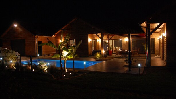 A wooden house with a swimming pool, outdoor seating, and a covered patio area. - Vacation villa with swimming pool near Orient lakes in Champagne (Villa Temple) (Lesmont)