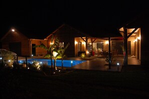 Outdoor pool, a heated pool - Vacation villa with swimming pool near Orient lakes in Champagne (Villa Temple) (Lesmont)