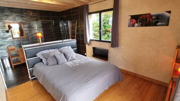 4 bedrooms, desk, iron/ironing board, travel cot