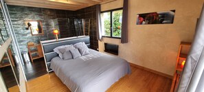 4 chambres, bureau, fer et planche à repasser, lit parapluie