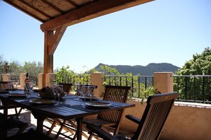 Outdoor dining - Large 4-bedroom villa with pool and wonderful panoramic view (Bagnols-En-Forêt)