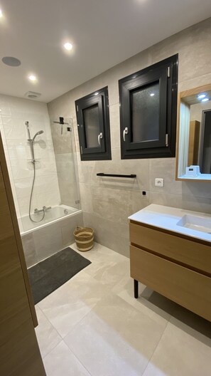 Bathtub, hair dryer, soap, toilet paper - Large 4-bedroom villa with pool and wonderful panoramic view (Bagnols-En-Forêt)