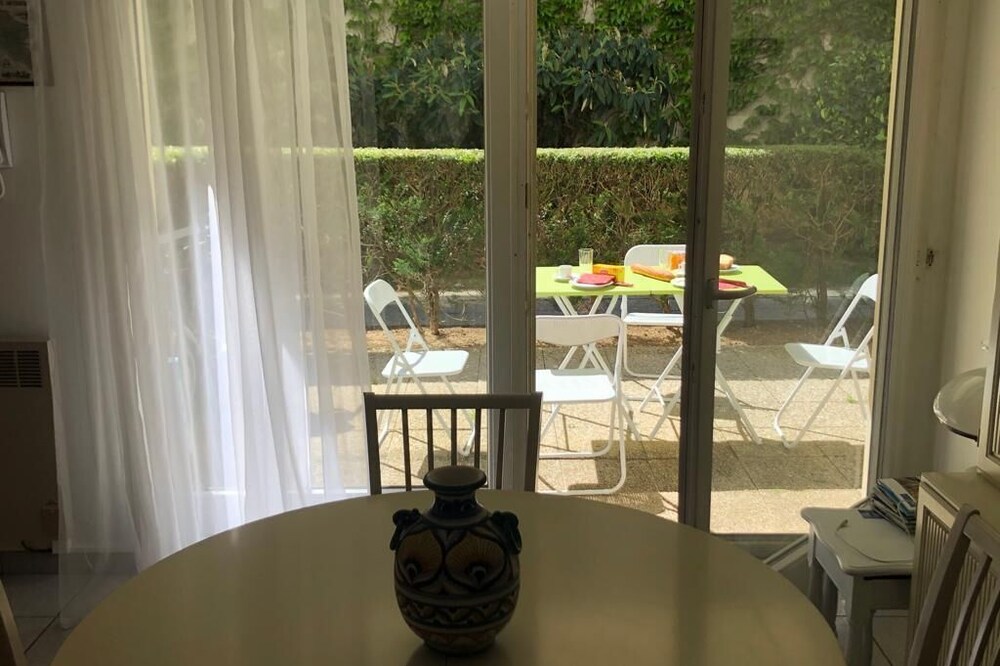 2 rooms + terrace on old port