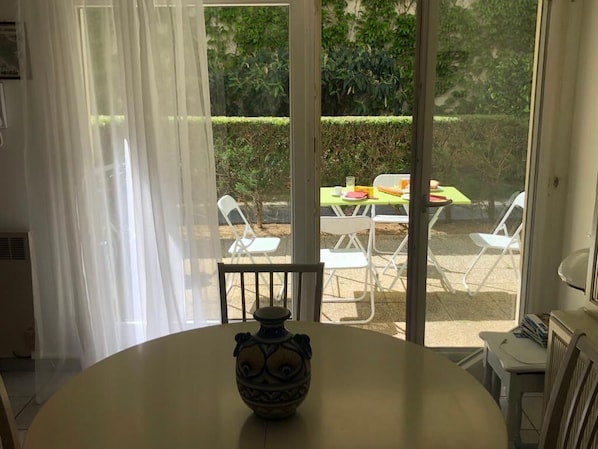 Dining - 2 rooms + terrace on old port (La Rochelle)
