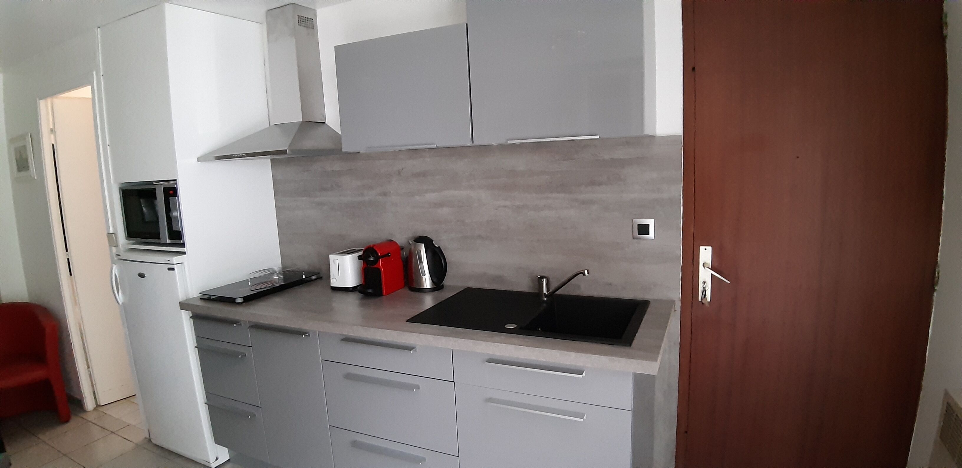 2 rooms + terrace on old port