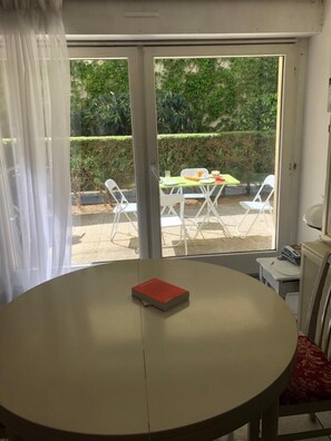 Dining - 2 rooms + terrace on old port (La Rochelle)
