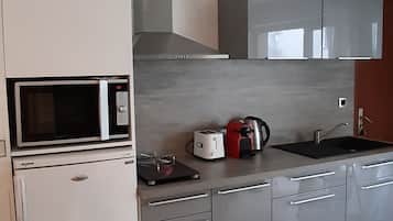 Réfrigérateur, micro-ondes, four, plaque de cuisson