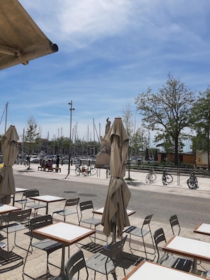 Outdoor dining - 2 rooms + terrace on old port (La Rochelle)