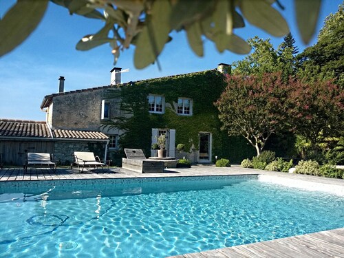 Maison de charme authentique et familiale avec piscine sur un parc de 3600 m² .