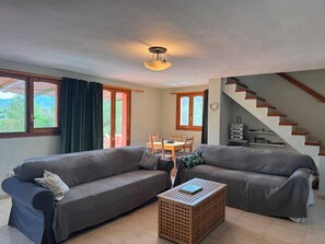 TV, fireplace, books - Wonderful country house with private pool (El Perelló)