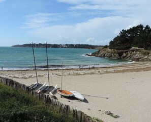 A beach with a row of boats and a wooden fence. - SMALL COTTAGE MESANGES (Riec-Sur-Bélon)