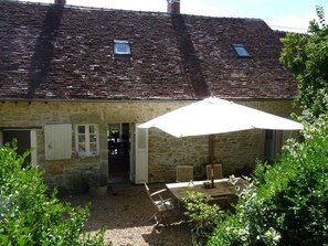 Outdoor dining - Adorable country house in the heart of a hamlet overlooking the valley (Authiou)