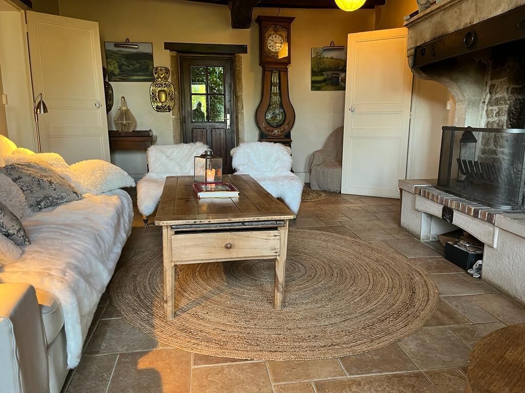 TV, fireplace, DVD player, books