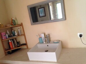 Duschwanne, Haartrockner, Handtücher, Seife