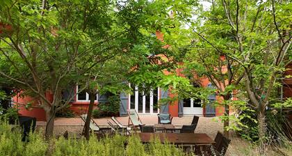 Propriété provençale avec piscine et terrain de pétanque dans un espace boisé