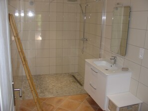 Een douche, een haardroger, handdoeken, toiletpapier