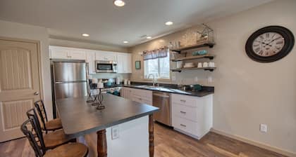 Flagstaff Country Mountain Getaway, Pet Friendly & Family Friendly!