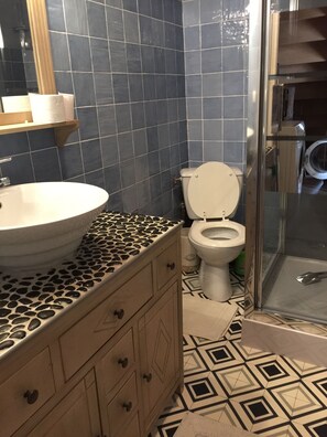 Een douche, een haardroger, handdoeken