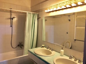 Kombination af bruser/badekar, hårtørrer, bidet, håndklæder