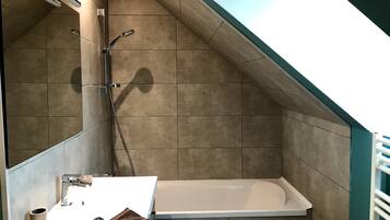 Baignoire, sĂšche-cheveux, papier toilette