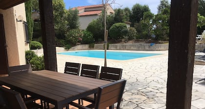 900m from beach and stores, air-conditioned villa, swimming pool. Sea and harbor view
