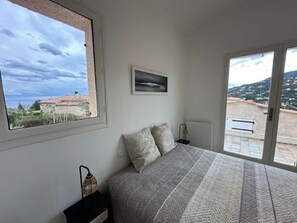 4 室のベッドルーム、WiFi (無料)