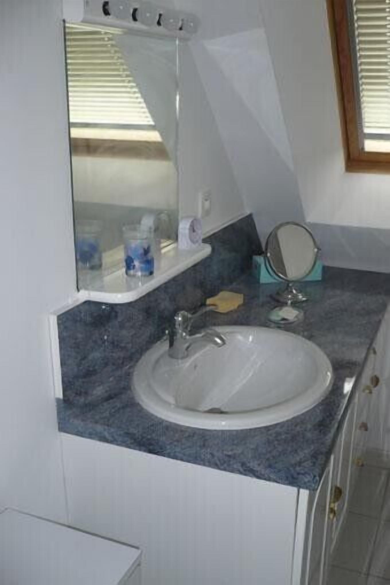 House with garden on the verge of the Morbihan bay