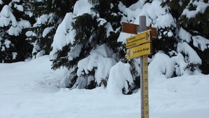 A snow-covered signpost with directional arrows and a height measurement scale. - Lelex Monts-Jura to rent studio facing south and resort center  (Lélex)