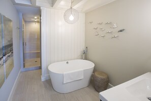 Bathtub, hair dryer, towels, soap - Spectacular Seabrook Island Villa, unlike any other, includes Club access (Johns Island)