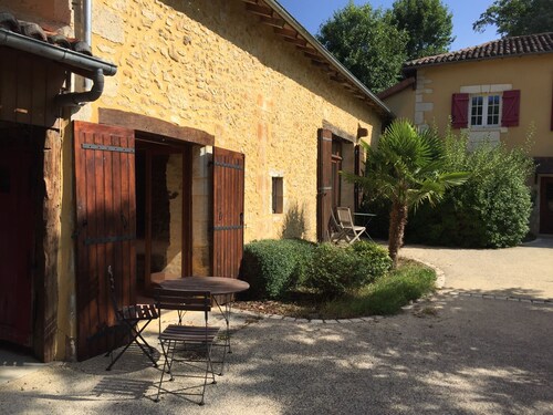 Kaunis 315 m²: n talo 4000 m²: n puistossa, uima-altaalla 3 minuutin päässä Périgueux'lta