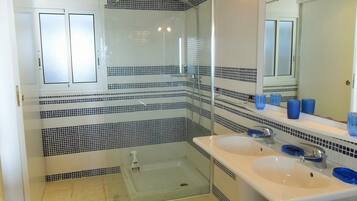 Douche, sèche-cheveux, serviettes fournies, savon