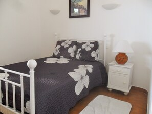 2 slaapkamers, een strijkplank/strijkijzer, gratis wifi, beddengoed