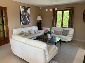 Televisio, pöytäjalkapallopöytä, pöytätennispöytä, kirjoja