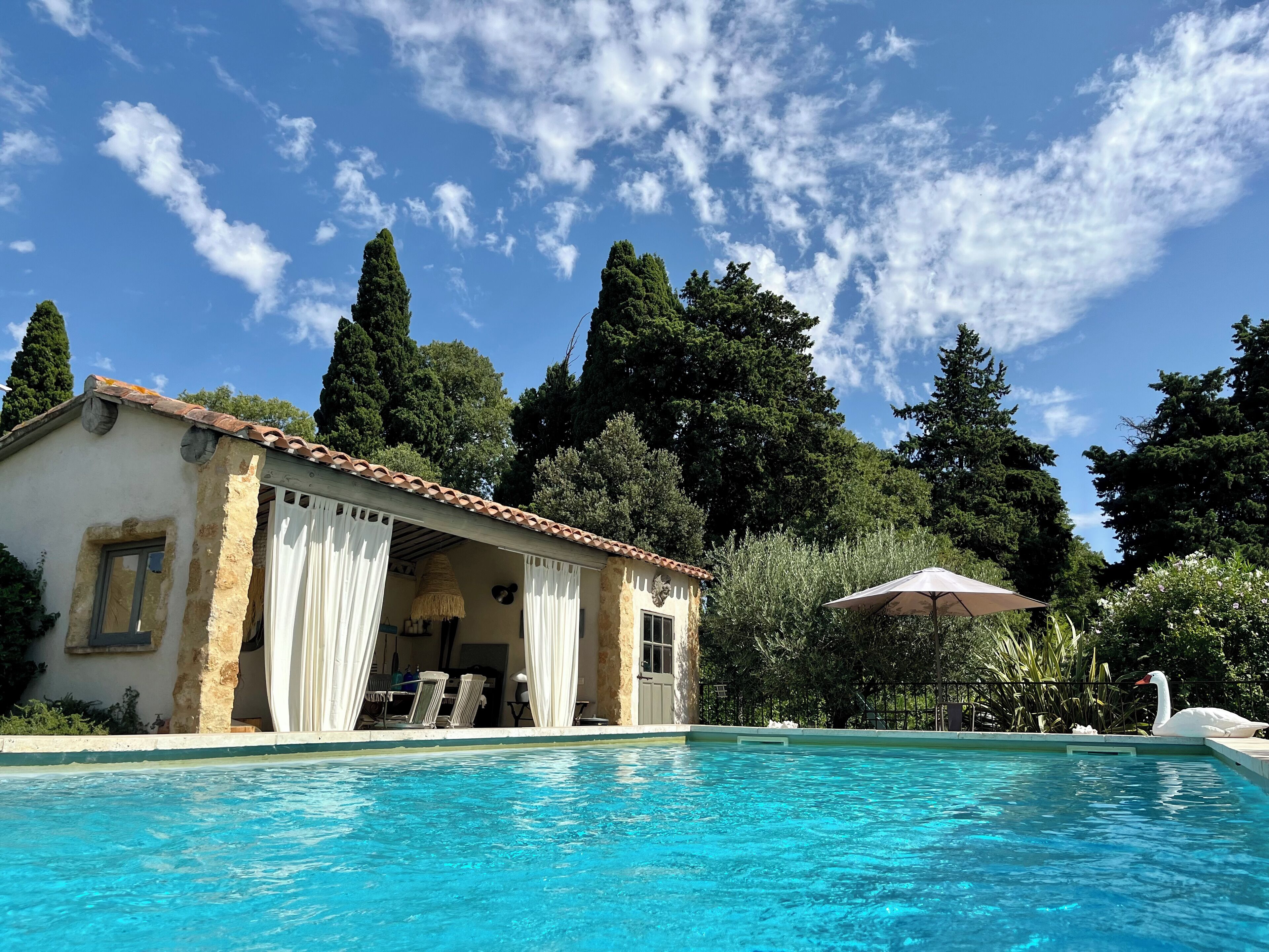 Una piscina al aire libre