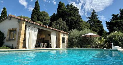 Huoneisto Provençalin maalaistalossa, jossa uima-allas