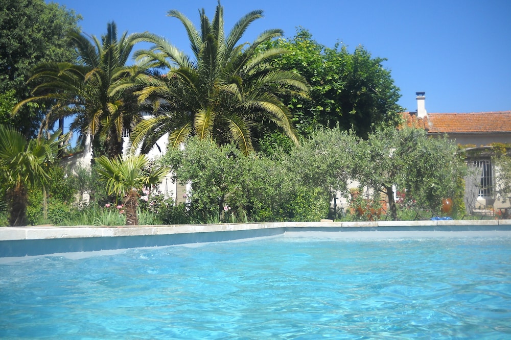 Apartment in Provençal farmhouse with swimming pool