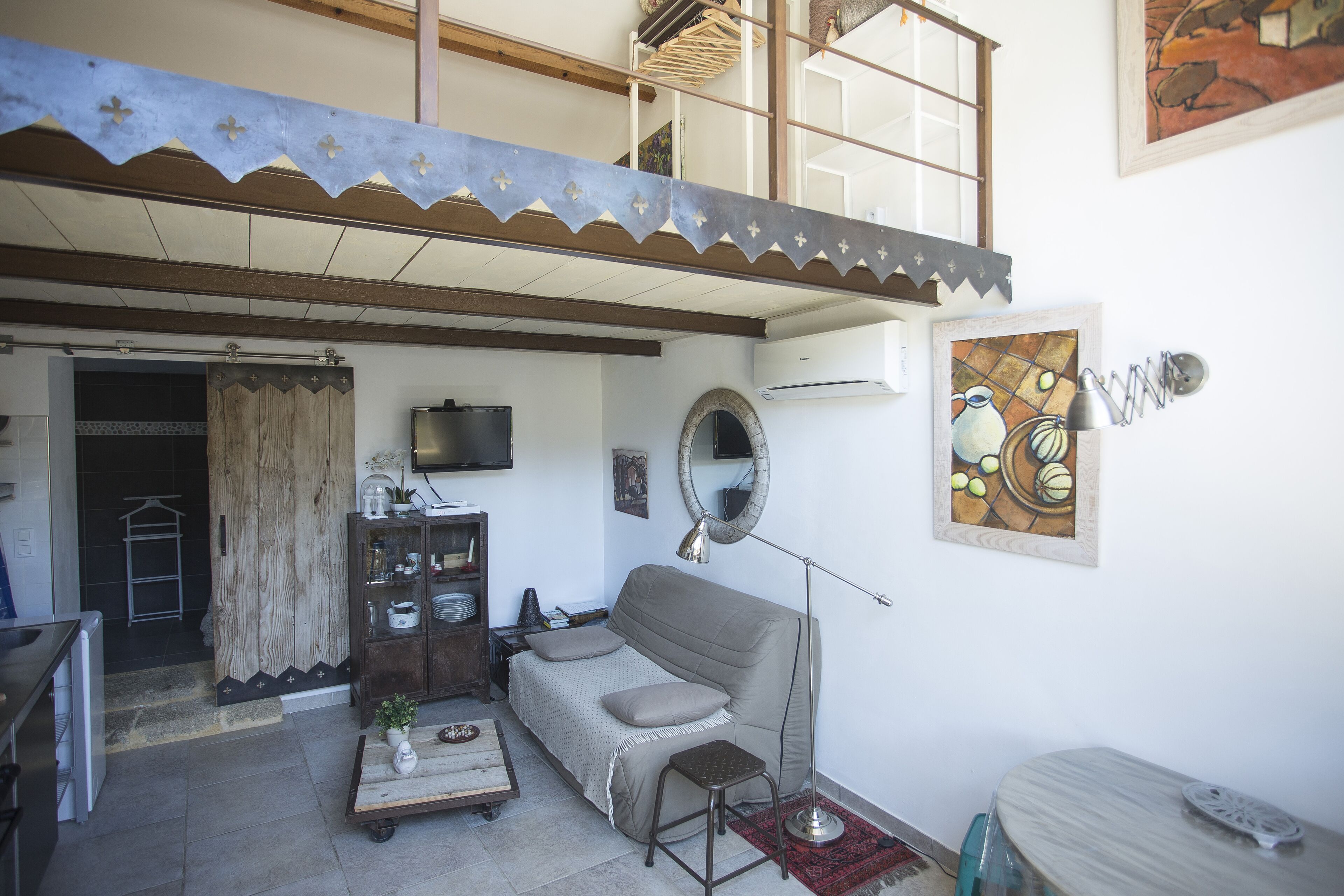 Apartment in Provençal farmhouse with swimming pool