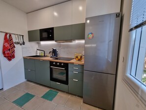 Fridge, microwave, oven, stovetop