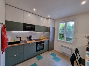 Kühlschrank, Mikrowelle, Ofen, Herdplatte