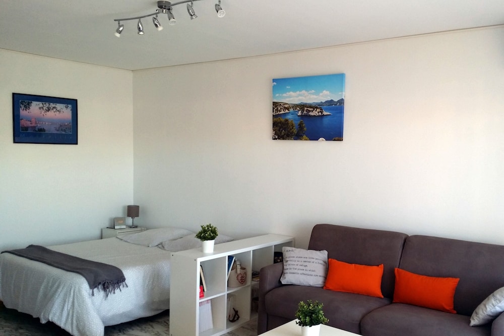 Large T1, bright, near Prado, Beaches, Velodrome, Chanot, Borély, creeks