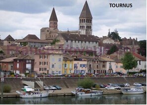 Marina - Elegant 19th century mansion with swimming pool (Baudrières)