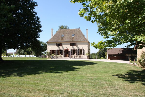 Exterior - Elegant 19th century mansion with swimming pool (Baudrières)