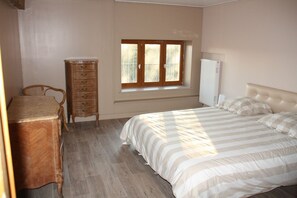 5 bedrooms, travel cot, free WiFi