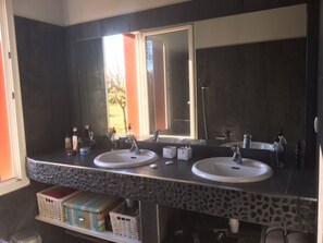 Bañera, secador de pelo, jabón, papel higiénico