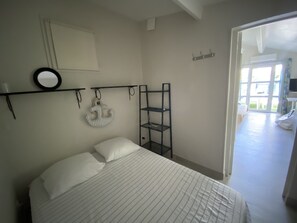 1 habitación, tabla de planchar con plancha y cuna de viaje 