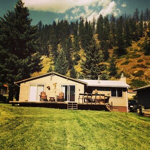 Terrace/patio - ~ Cozy Creek Side Cabin ~ Nature ~ Peaceful ~ Relax ~Family! (Hill City)