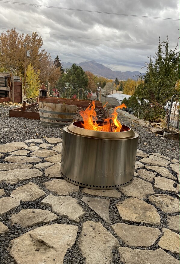 Property grounds - The Prairie Rose Guesthouse- Strawberry Wilderness at your Doorstep (Prairie City)